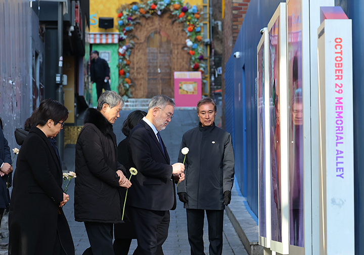 10.29이태원참사 특별조사위원회 송기춘 위원장과 특조위원들이 서울 용산구 이태원역 1번 출구 골목 '10.29 기억과 안전의 길'을 찾아 헌화하고 있다. 2026.1.5 (ⓒ뉴스1, 무단 전재-재배포 금지)