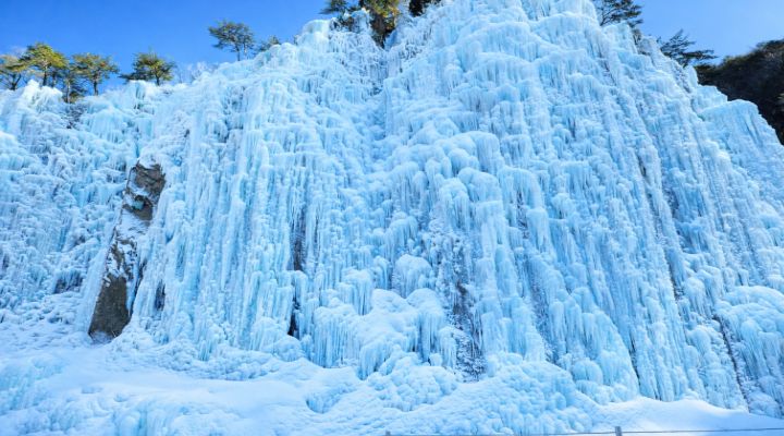 겨울 한파 속에서 형성된 청송 얼음골의 빙벽. 지질 구조와 기후 조건이 빚어낸 겨울 경관이 온천 관광 요소와 어우러져 청송만의 계절적 특성을 완성한다.