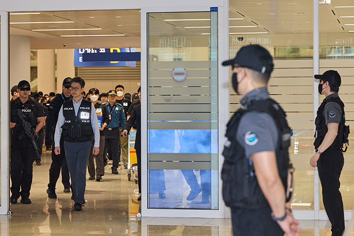 박재석 총경이 단체송환 작전을 진두지휘 하고 있다 (사진=경찰청)