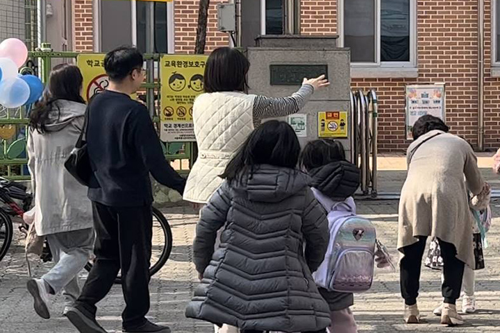 서울 양천구 영도초등학교 앞에서 늘봄학교를 마치고 나온 아이들을 학부모들이 맞이하고 있다. 2025.3.14 (사진=저작권자(c) 연합뉴스, 무단 전재-재배포 금지)