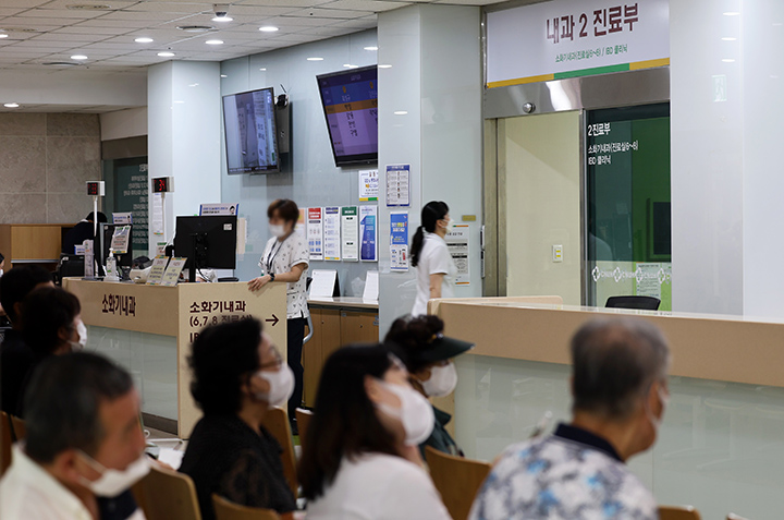 17일 광주 동구 전남대병원에서 환자와 보호자들이 대기하고 있다. 2024.6.17 (사진=저작권자(c) 연합뉴스, 무단 전재-재배포 금지)