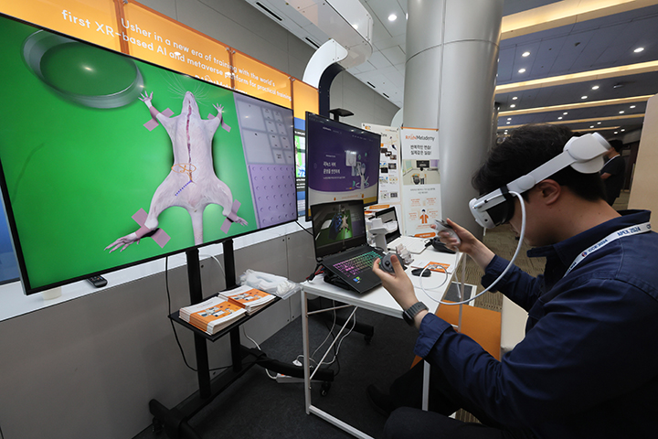 11일 서울 강남구 코엑스에서 사이버 서밋 코리아 2024의 일환으로 열린 사이버 보안 및 우주·AI·양자 관련제품 전시에서 한 관람객이 메타버스 기반 실습 플랫폼을 체험하고 있다. 2024.9.11 (사진=저작권자(c) 연합뉴스, 무단 전재-재배포 금지)