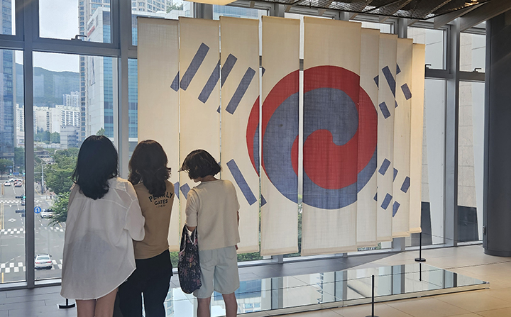 제헌절인 17일 부산 해운대구 신세계백화점 센텀시티 3층 몰 연결통로에 '데니 태극기'가 전시돼 눈길을 끌고 있다.2025.7.17.(사진=저작권자(c) 연합뉴스, 무단 전재-재배포 금지)