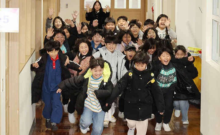부산 기장군 초등학교에서 학생들이 겨울 방학식을 마치고 밝게 웃으며 하교하고 있다. 2025.12.24.(사진=저작권자(c) 연합뉴스, 무단 전재-재배포 금지)