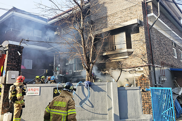 지난달 4일 오전 강원 춘천시 후평동의 다세대주택에서 불이 나 소방대원들이 진화작업을 벌이고 있다.(사진=저작권자(c) 연합뉴스, 무단 전재-재배포 금지)