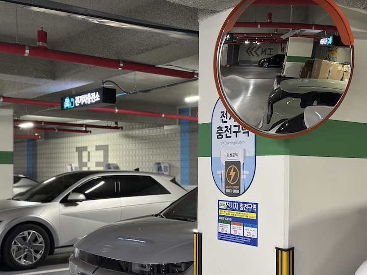 전기차 충전소에서 차량이 충전되고 있는 모습.