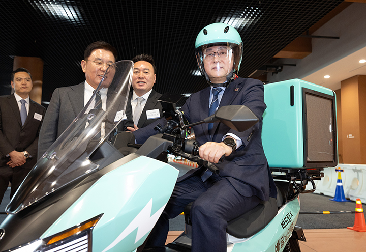 김성환 기후에너지환경부 장관이 5일 경기도 하남시 소재 배민라이더스쿨에서 배달용 전기이륜차 보급 활성화 업무협약을 체결을 마치고 전기 이륜차 시승을 하고 있다. 2026.2.5 (ⓒ뉴스1, 무단 전재-재배포 금지)