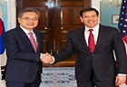 조현 외교부 장관(왼쪽)이 현지시간 3일 미국 워싱턴 DC 국무부 청사에서 마코 루비오 미 국무장관과 만나 악수하고 있다.(사진=외교부 제공)