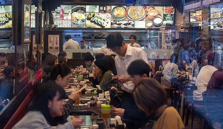 22일 일본 도쿄 신주쿠 신오쿠보역 인근 한인타운을 찾은 일본시민 및 관광객들로 한국 분식점이 붐비고 있다. 2019.10.22 (ⓒ뉴스1, 무단 전재-재배포 금지)