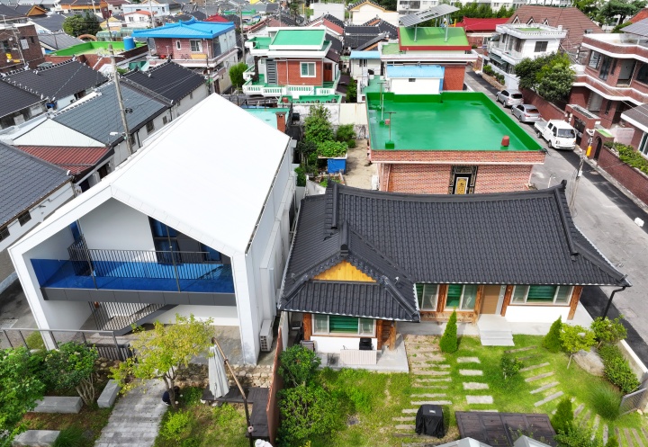 도시재생 사업으로 한옥형 폐공가와 부지를 사들여 설계 공사를 거쳐 마을호텔, 청년 임대주택, 공유 공간, 마을 정원 등을 조성한 순천시 저전동 마을호텔 '어여와' 1호와 청년 임대주택(왼쪽) 모습. 2025.9.14. (ⓒ연합뉴스, 무단 전재-재배포 금지)