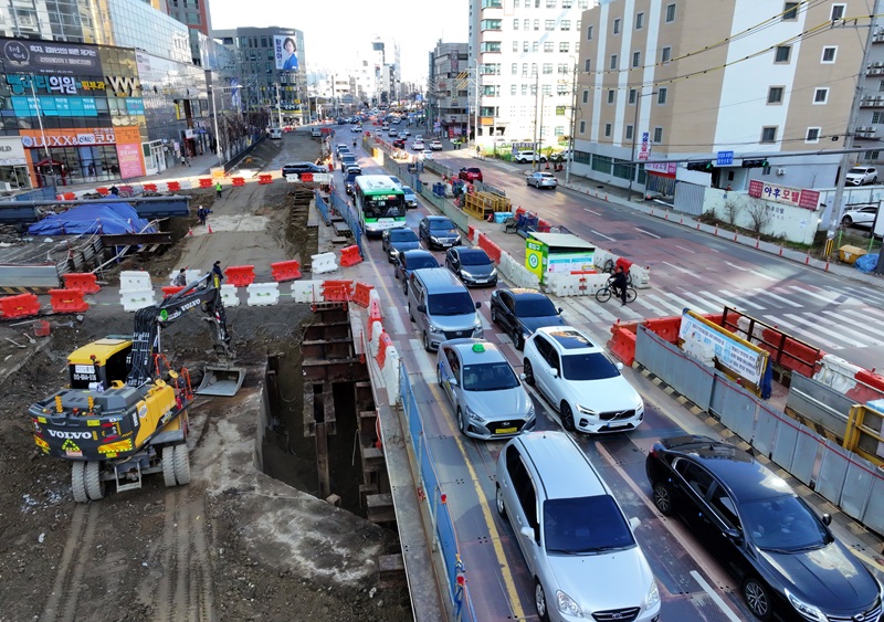 지하차도 건설이 동시 진행되는 광주 남구 백운광장 주변 광주도시철도 2호선 공사 구간 도로가 15일 통제돼 있다. 2025.12.15(사진=저작권자(c) 연합뉴스, 무단 전재-재배포 금지)
