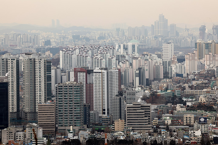 지난달 26일 서울 남산에서 바라본 아파트 단지 등 서울 시내의 모습.(사진=저작권자(c) 연합뉴스, 무단 전재-재배포 금지)