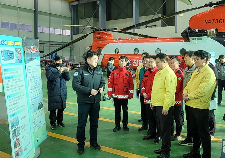 윤호중 행정안전부 장관이 산림재난 대응태세 현장점검을 위해 강원 원주시 산림항공본부를 방문해 산불진화 헬기를 살펴보고 있다. 2026.1.28 (ⓒ뉴스1, 무단 전재-재배포 금지)