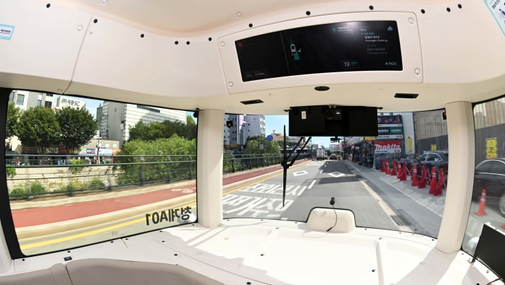 운전석 없는 자율주행셔틀 '청계A01'이 23일 서울 중구 청계천 일대에서 시범 운행을 하고 있다. 2025.9.23 (ⓒ뉴스1, 공동취재, 무단 전재-재배포 금지)