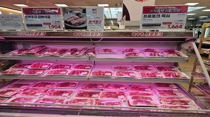 돼지고기를 저렴하게 판매중인 대형마트 농식품부 할인지원 행사 매장