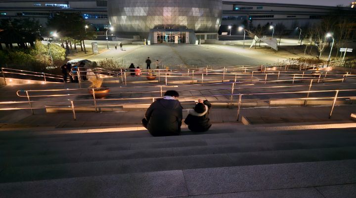 관측 체험을 마치고 나온 아이가 아빠와 함께 천문대 외부 계단에 앉아 우주의 신비와 무한한 꿈을 얘기한다.