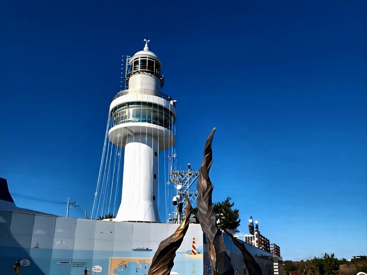 동해의 풍광을 담은 묵호 등대