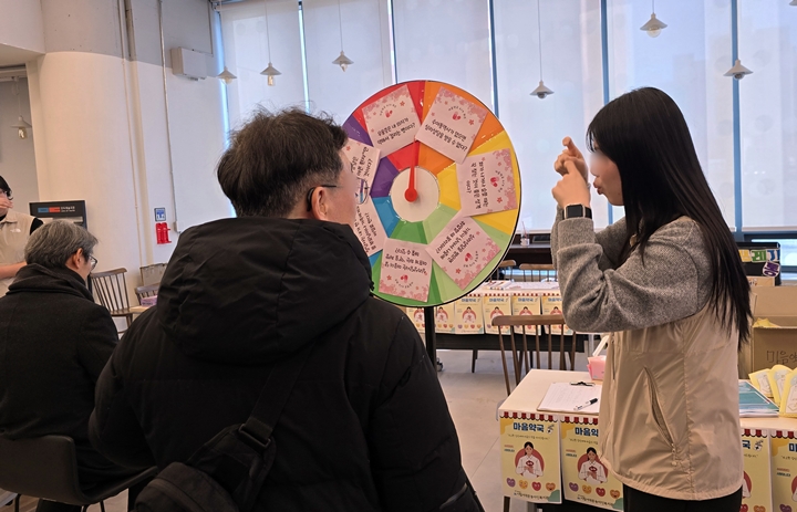 각 복지관 및 기관에서 나와 홍보를 하고 있다.