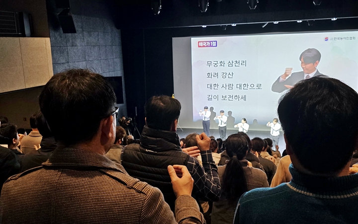 애국가를 수어로 부르는 모습을 처음 봐 신기했다.