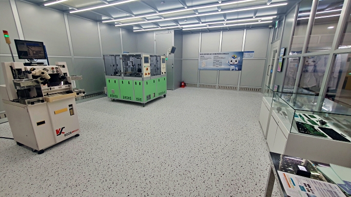 작업복&middot;에어샤워까지, 실제 클린룸에 들어가는 절차를 그대로 재현했다.