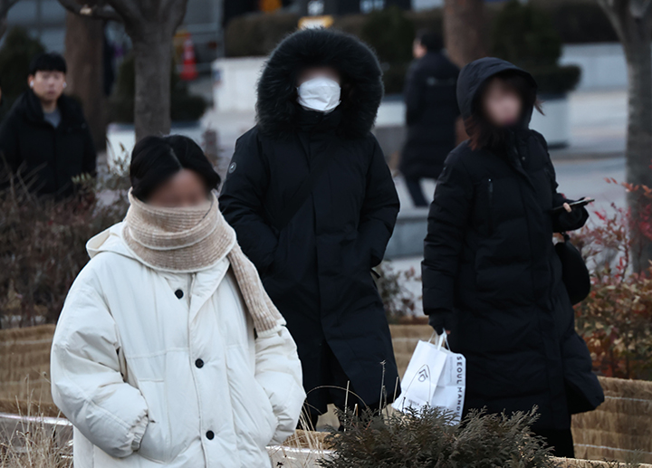 영하권의 강추위가 계속되고 있는 21일 서울 종로구 광화문광장 세종대로사거리에서 출근길 시민들이 발걸음을 옮기고 있다. 2026.1.21 (사진=저작권자(c) 연합뉴스, 무단 전재-재배포 금지)