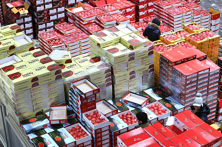 설 연휴를 10일 앞둔 4일 오전 인천 남동구 남촌농산물도매시장에 과일상자가 가득 쌓여 있다. 2026.2.4 (사진=저작권자(c) 연합뉴스, 무단 전재-재배포 금지)