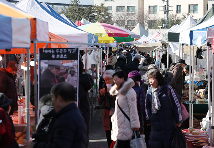 민족 대명절 설을 일주일여 앞둔 9일 경기 성남시 중원구 모란민속5일장에서 시민들이 제수용품을 구매하고 있다. 2026.2.9 (ⓒ뉴스1, 무단 전재-재배포 금지)