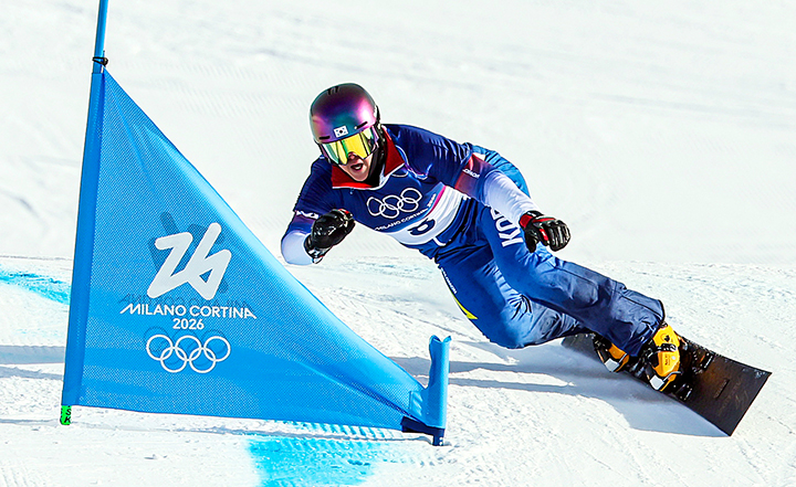 스노보드 김상겸이 8일(현지시간) 이탈리아 리비뇨의 스노파크에서 열린 2026 밀라노·코르티나담페초 동계올림픽 스노보드 남자 평행 대회전 결승에서 결승선을 향해 질주하고 있다.(ⓒ뉴스1, 무단 전재-재배포 금지)