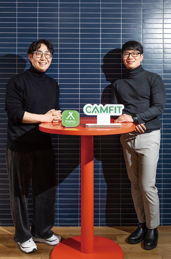 '2025 관광벤처의 날' 시상식에서 성장관광벤처 부문 장관상을 받은 김동수·윤우진(왼쪽) 넥스트에디션 대표. 종합 아웃도어 플랫폼 '캠핏'을 통해 캠핑·글램핑·펜션 예약부터 동호회, 상거래까지 아우르는 통합 서비스를 제공하고 있다.