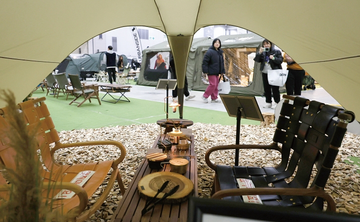 2025년 2월 인천 연수구 송도컨벤시아에서 열린 2025 고카프 국제아웃도어캠핑&레포츠페스티벌을 찾은 관람객들이 텐트를 살펴보고 있다.