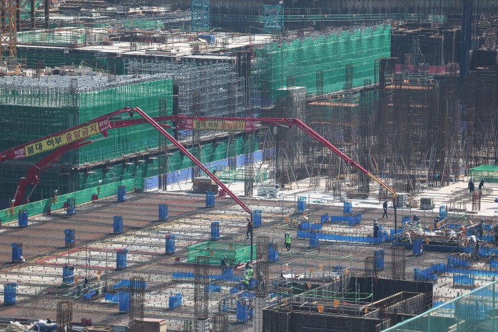 서울 시내 한 아파트 건설현장에서 노동자들이 작업하는 모습. 2025.6.23. (ⓒ뉴스1, 무단 전재-재배포 금지)