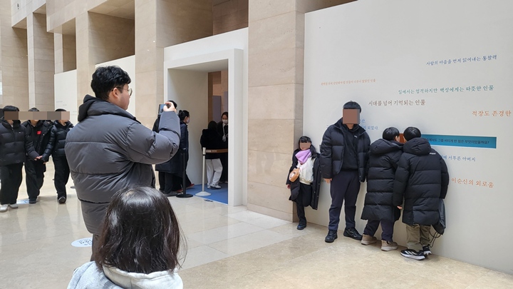 박물관을 방문해 문화가 있는 날을 즐기는 관람객들.