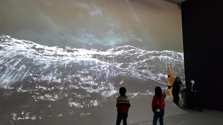 어린이 관람객들이 매체 영상 전시물을 관람하고 있다. 음성을 통해서 더욱 생생하게 전시물을 느낄 수 있었다.