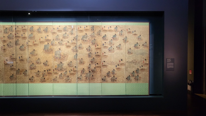 조선 후기 수군의 훈련 모습을 그린 그림인 <수군조련도병>이 전시되어 있다.