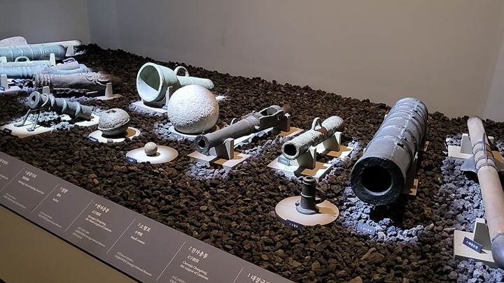 무척 다양한 종류의 무기가 전쟁에서 활용되었다는 것을 생생하게 느껴보면서, 역사 지식을 쌓는 시간을 보낼 수 있었다.