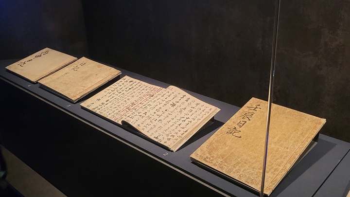 난중일기를 비롯한 이순신의 기록이 담긴 유물들을 감상할 수 있었다.