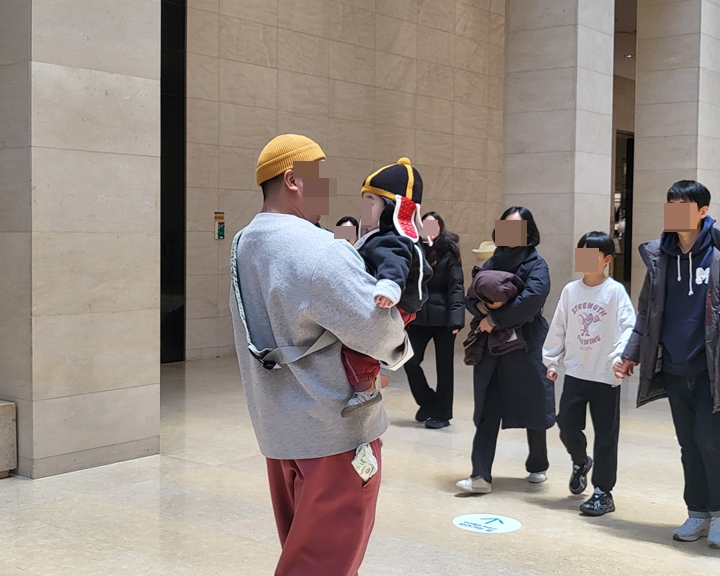 '이순신 모자'를 쓰고 전시를 관람한 아이와 가족들.