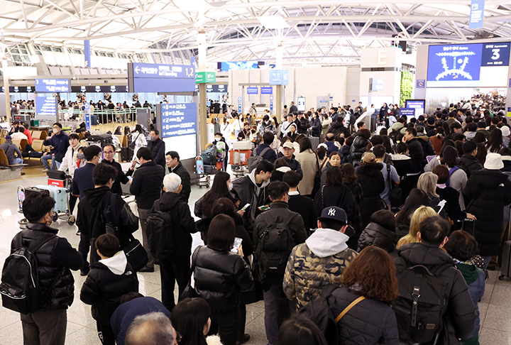 설 명절 연휴를 앞둔 23일 오전 인천국제공항 제1여객터미널 출국장에서 승객들이 탑승 수속을 위해 줄을 서고 있다. 2025.1.23 (사진=저작권자(c) 연합뉴스, 무단 전재-재배포 금지)