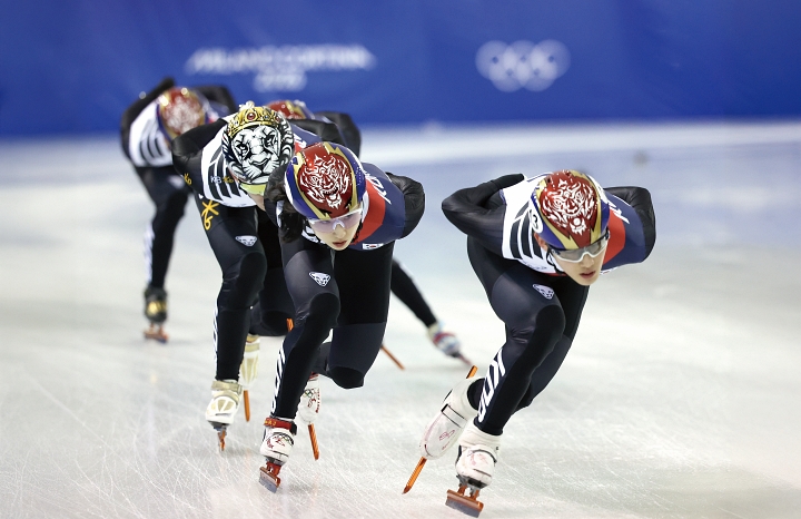 쇼트트랙 대표팀 선수들이 1월 7일 충북 진천 국가대표선수촌에서 훈련을 하고 있다.