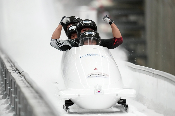 '김진수 팀'이 2025년 11월 23일(현지 시간) 이탈리아 코르티나담페초에서 열린 2025~2026 국제봅슬레이스켈레톤연맹(IBSF) 월드컵 1차 남자 4인승 봅슬레이 2차 시기에서 결승선을 통과한 후 환호하고 있다.