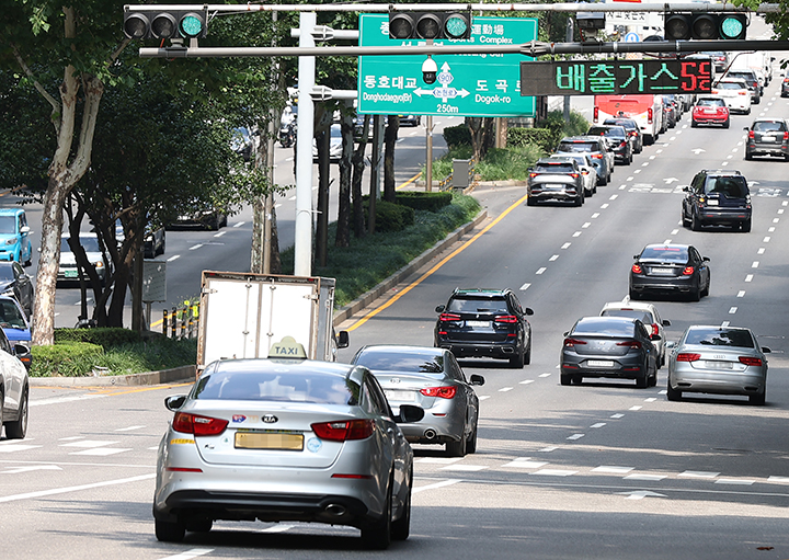 서울 강남구 테헤란로에 설치된 배출가스 5등급 차량 운행제한 단속 카메라 모습. (사진=저작권자(c) 연합뉴스, 무단 전재-재배포 금지)