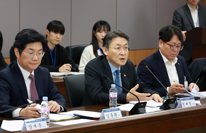 권대영 금융위원회 부위원장이 10일 개최한 청년 모두를 위한 재무상담 TF 출범 회의에서 국정과제인 '모두를 위한 재무상담'의 추진 방향과 금융업권별 청년 대상 재무상담 활성화 방안 등을 논의했다.(사진=금융위원회 제공)