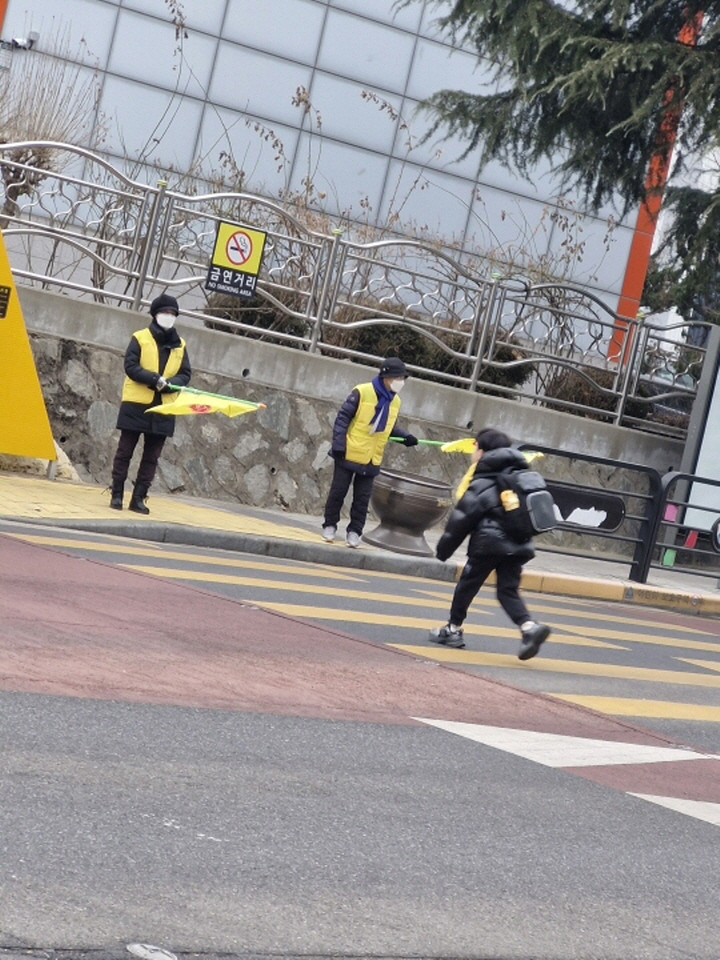 노인일자리를 통해 나온 분들이 방학중에도 학교에 가는 아이들을 안전하게 지켜주고 계신다.