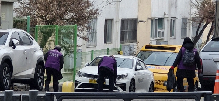 오전 시간 길을 걷다보면 노인일자리 정책 일환으로 동네에서 환경 정화를 하는 분들을 만날 수 있다.