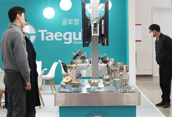 18일 대구 북구 엑스코(EXCO)에서 개막한 '2025 대구국제기계산업대전'을 찾은 관람객이 대구텍 부스에 전시된 다양한 절삭공구를 살펴보고 있다.(참고사진) 2025.11.18 (ⓒ뉴스1, 무단 전재-재배포 금지)