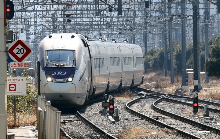 서울역에 진입하는 SRT 열차. 2026.2.3. (ⓒ뉴스1, 무단 전재-재배포 금지)