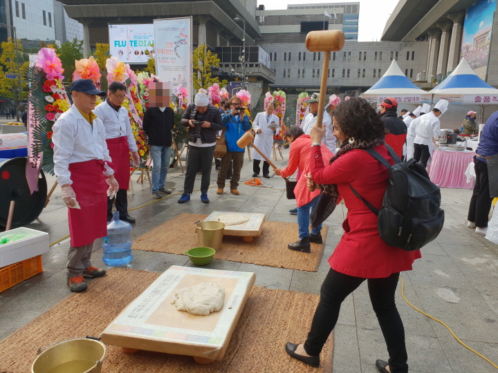 광화문광장에서 열렸던 '한식의 날 대축제' 현장에서 외국인들이 떡메치기를 체험하고 있다.