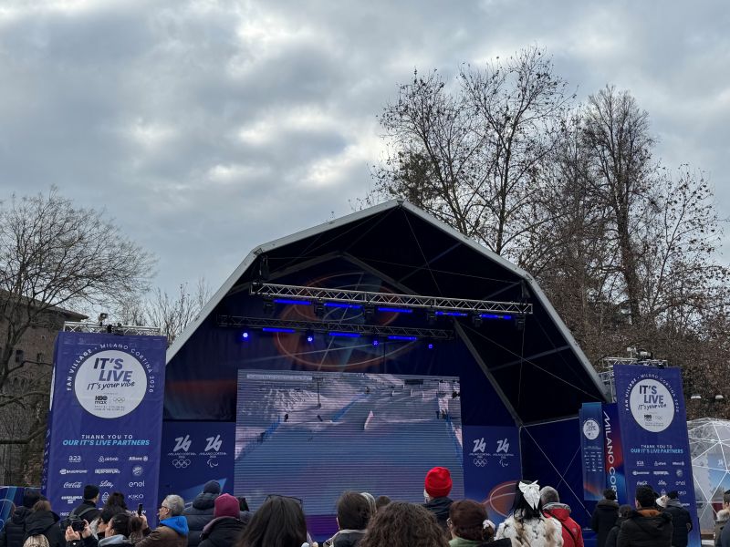 이번 올림픽은 밀라노와 코르티나 담페초라는 거점도시 두 곳을 중심으로 총 8곳의 도시에서 올림픽을 즐길 수 있다. 밀라노 중심지에서는 다른 지역에서 진행되는 올림픽 경기를 생중계해주고 있었다.