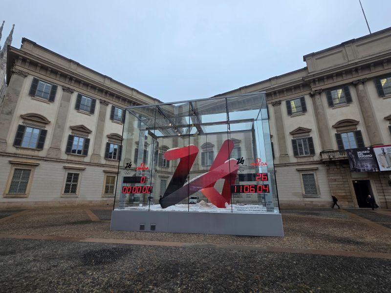 밀라노 대성당 옆에 이번 제 25회 밀라노 코르티나 올림픽 심블과 패럴림픽을 알리는 타이머가 설치되어 있었다.