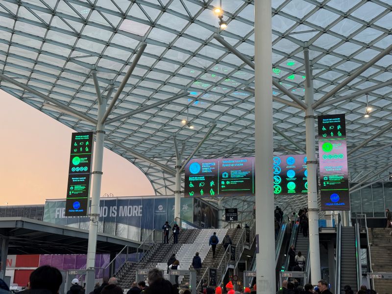 밀라노의 북서쪽 Rho icenter에서는 아이스하키 경기와 스피드스케이팅 경기가 열리고 있다. 경기장 방문을 위해 대중교통을 이용해야했고, 디지털 티켓만 가능해 휴대폰 배터리를 충분히 충전해 경기장을 찾았다.